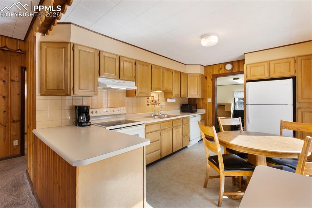 Image 14 of 35: Eat in Kitchen