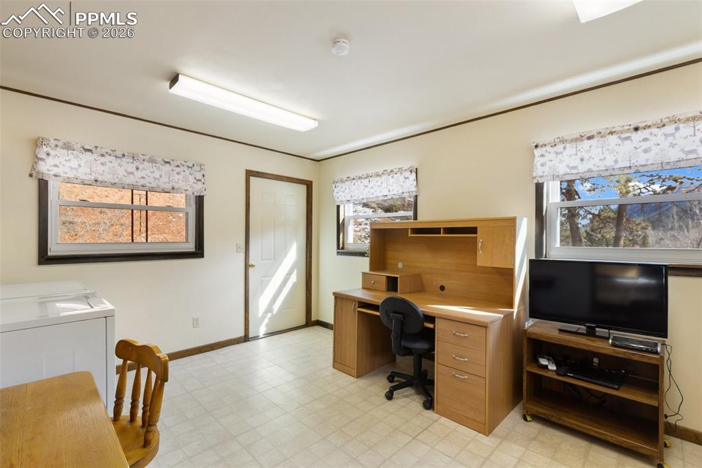 Image 16 of 35: Laundry and Office 