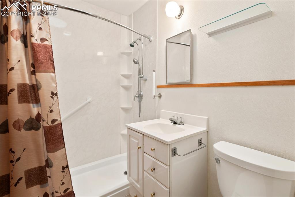 Image 24 of 35: Bathroom