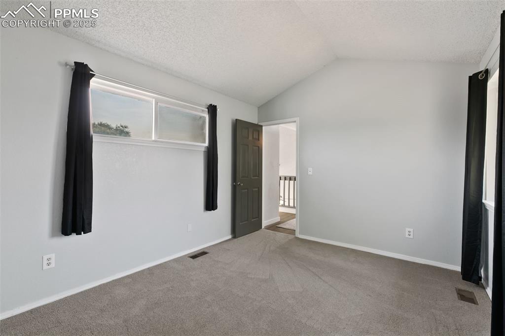 Image 14 of 25: Bedroom