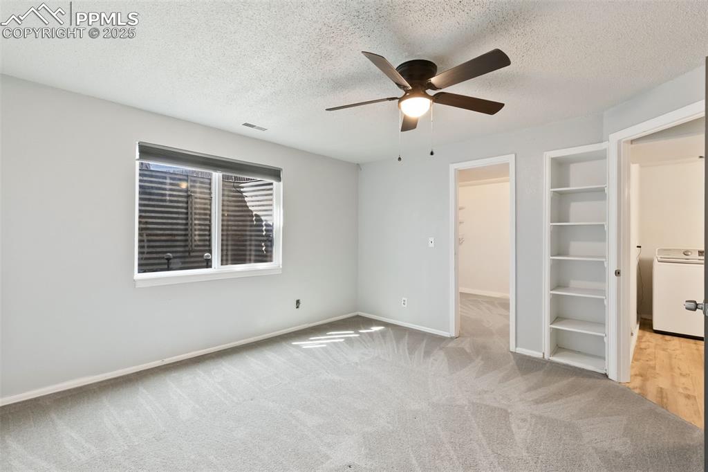 Image 19 of 25: Bedroom