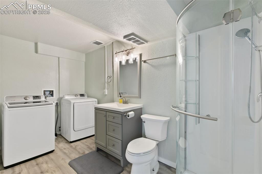 Image 22 of 25: Bathroom