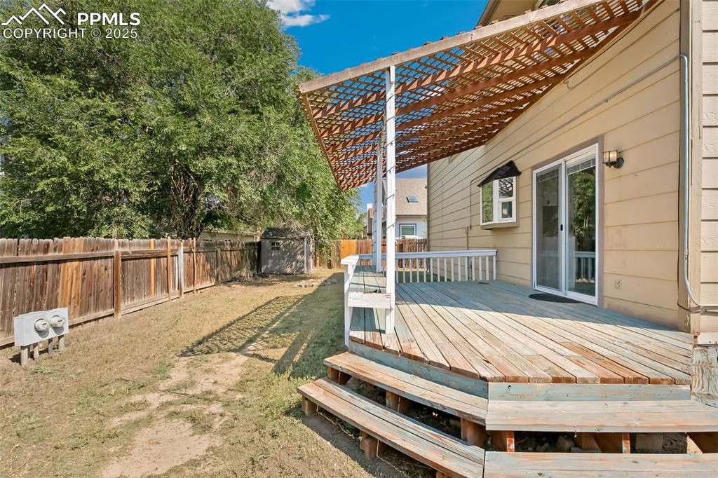 Image 23 of 25: Deck