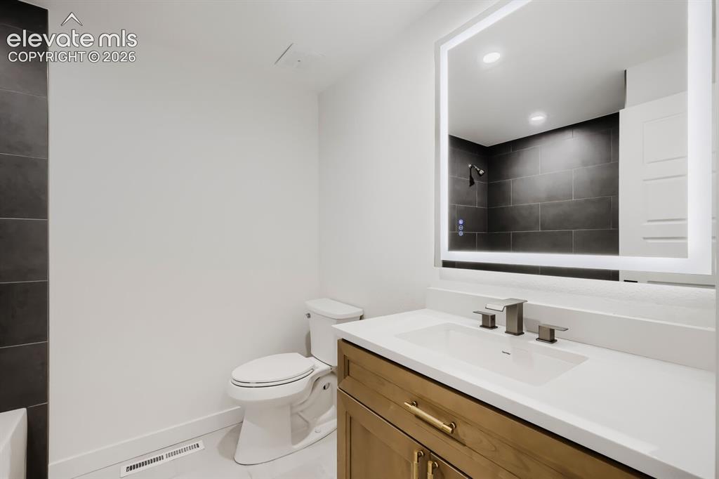 Image 15 of 23: Bathroom