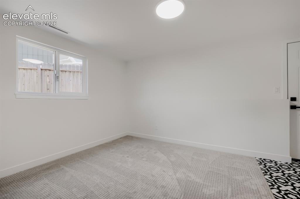 Image 18 of 23: Bedroom