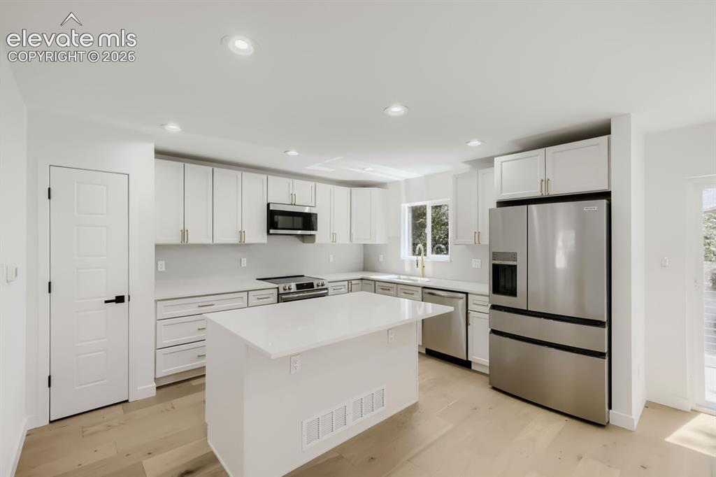 Image 5 of 23: Kitchen