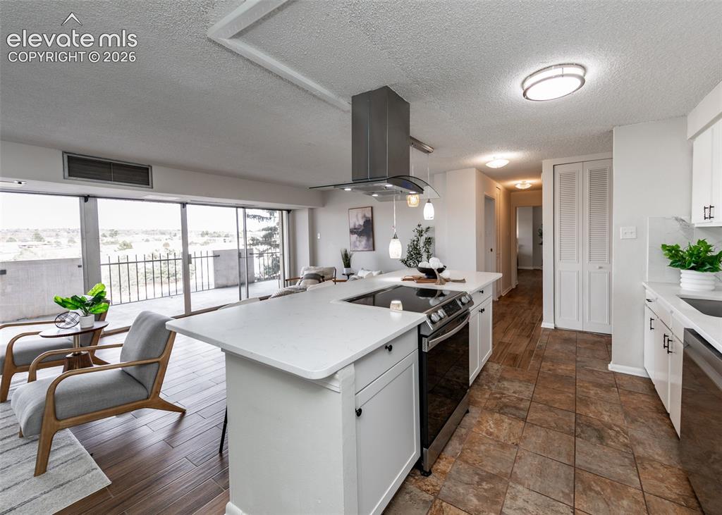 Image 14 of 47: Kitchen