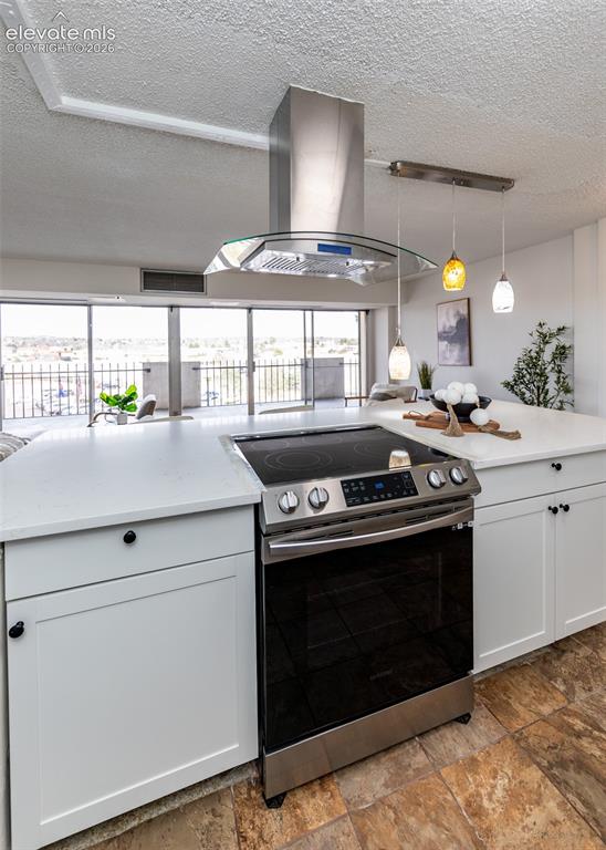 Image 15 of 47: Kitchen