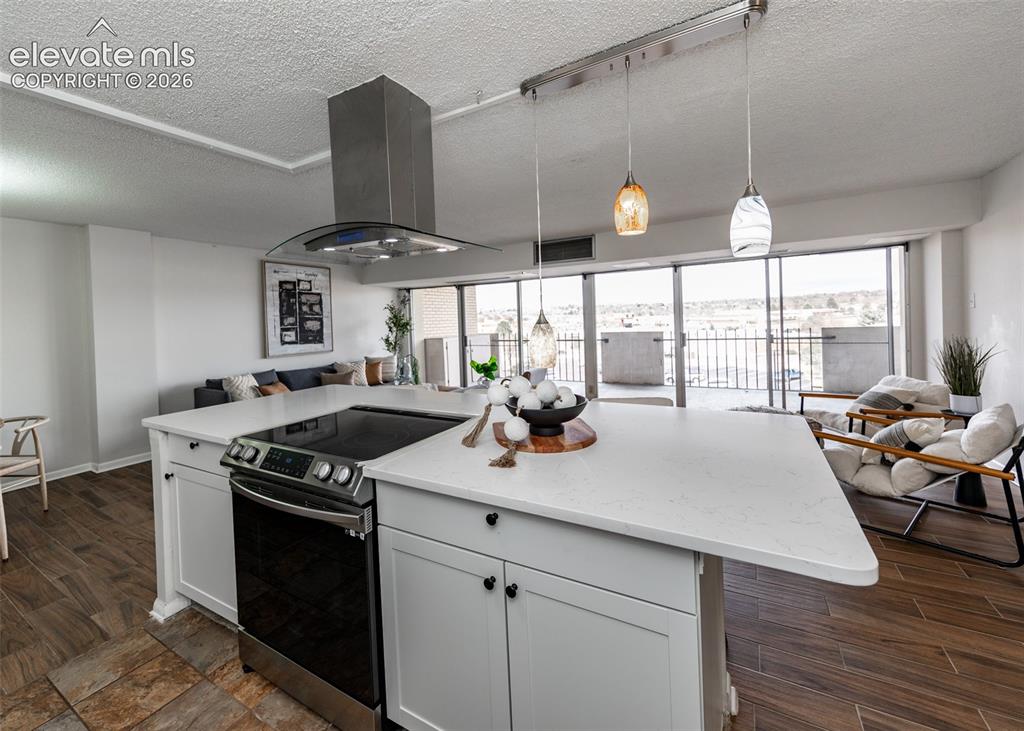 Image 16 of 47: Kitchen