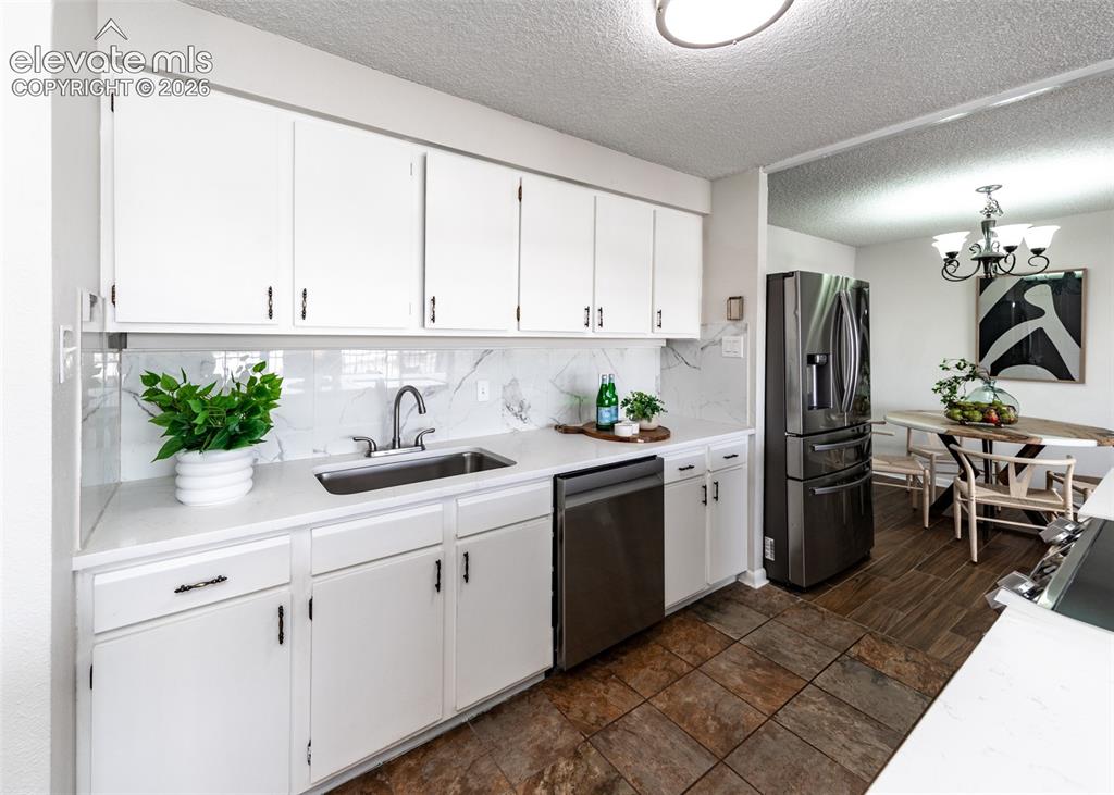 Image 17 of 47: Kitchen