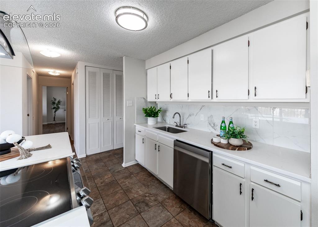 Image 18 of 47: Kitchen