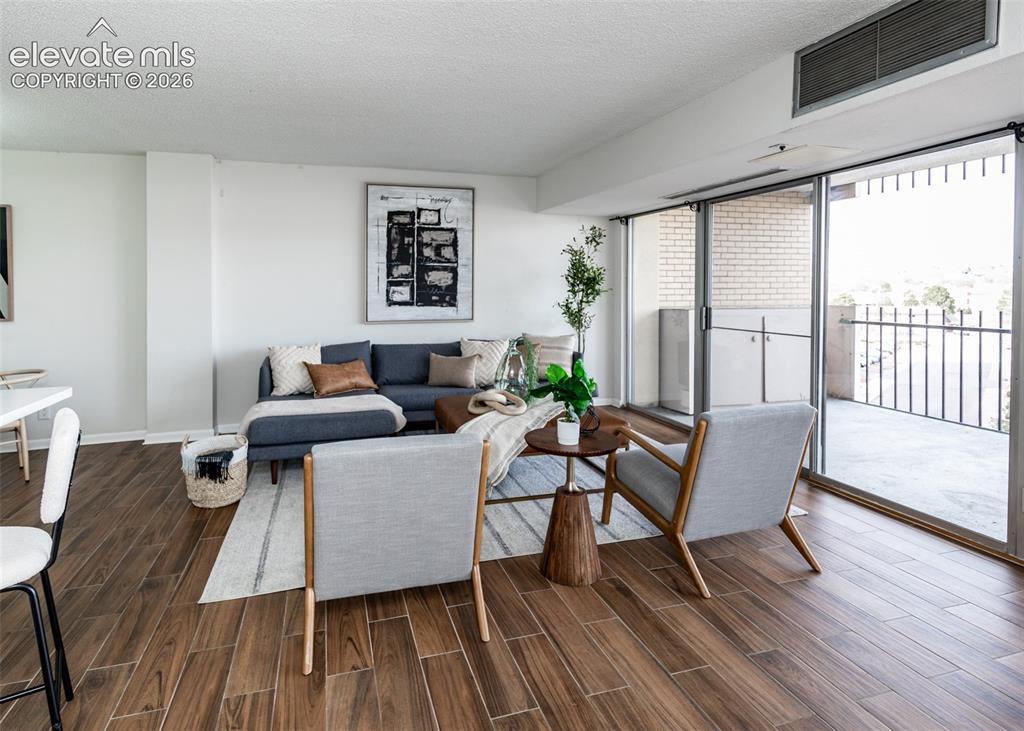 Image 19 of 47: Living Room