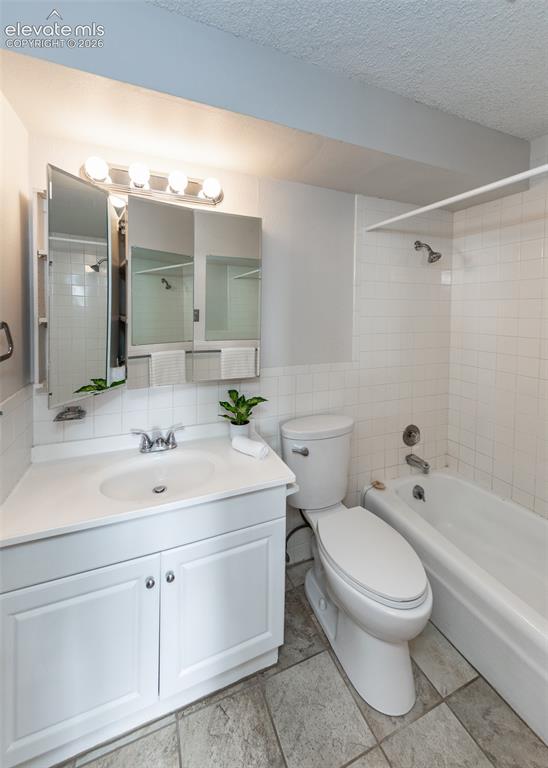 Image 35 of 47: Bathroom