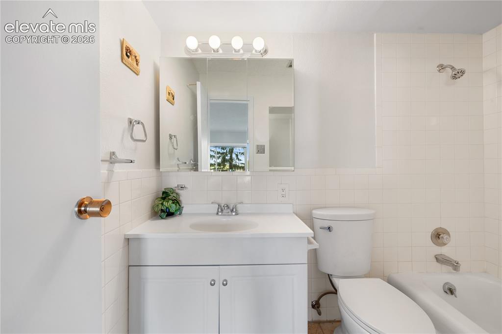 Image 36 of 47: Bathroom