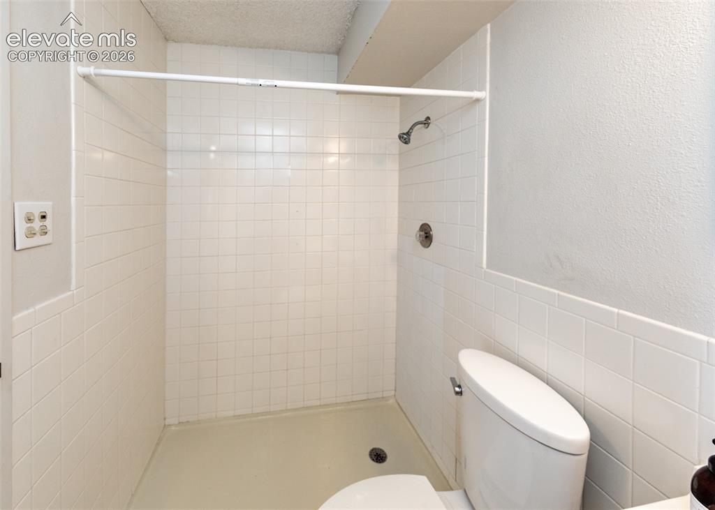 Image 42 of 47: Bathroom