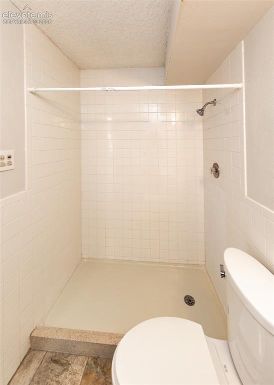 Image 43 of 47: Bathroom