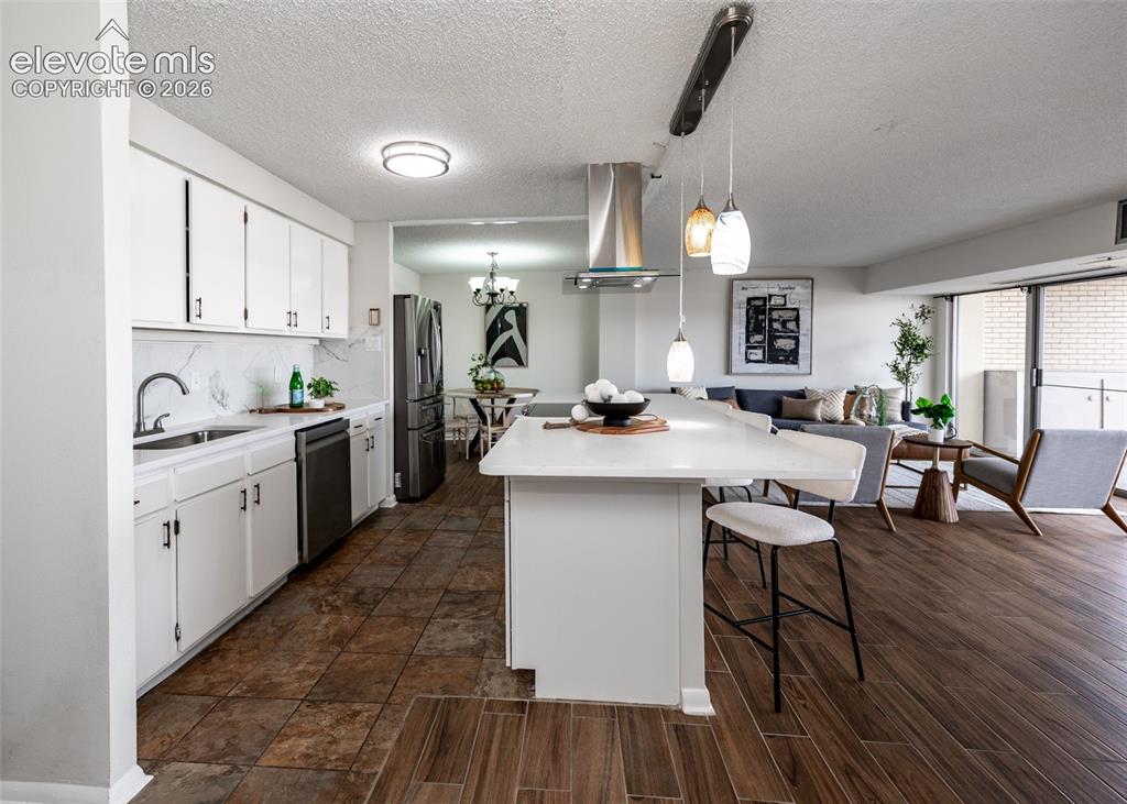 Image 7 of 47: Kitchen