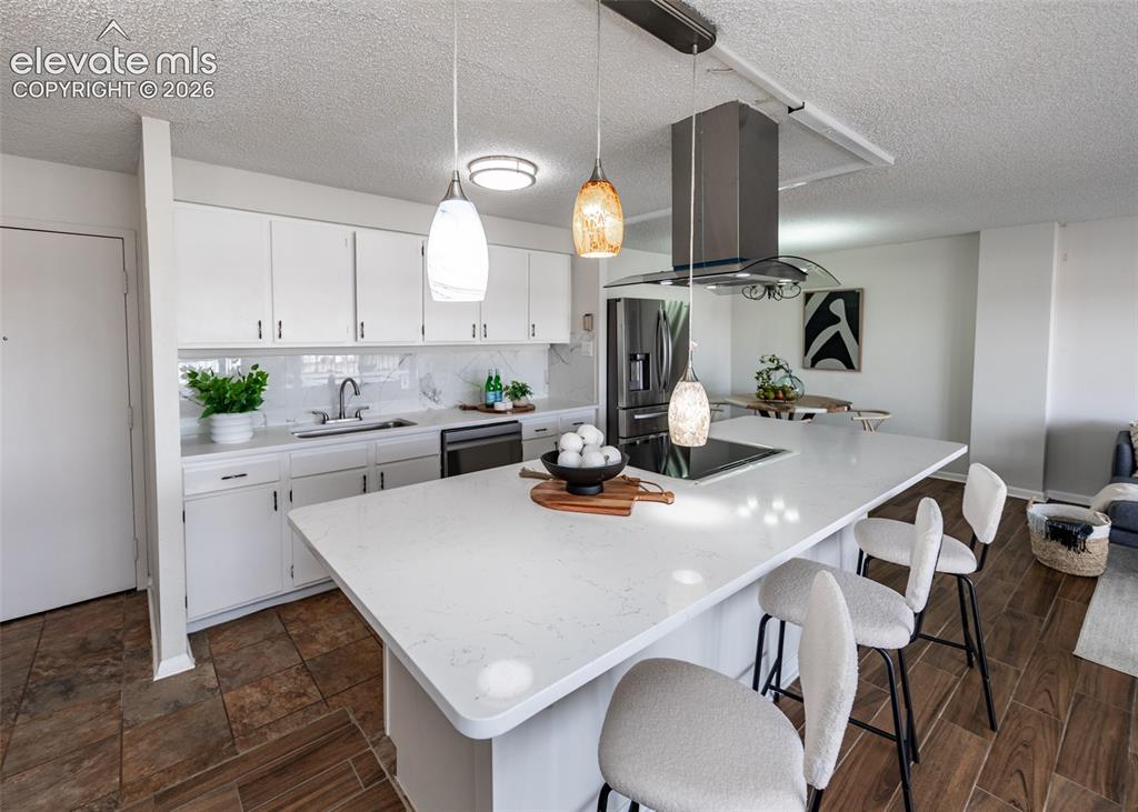 Image 9 of 47: Kitchen