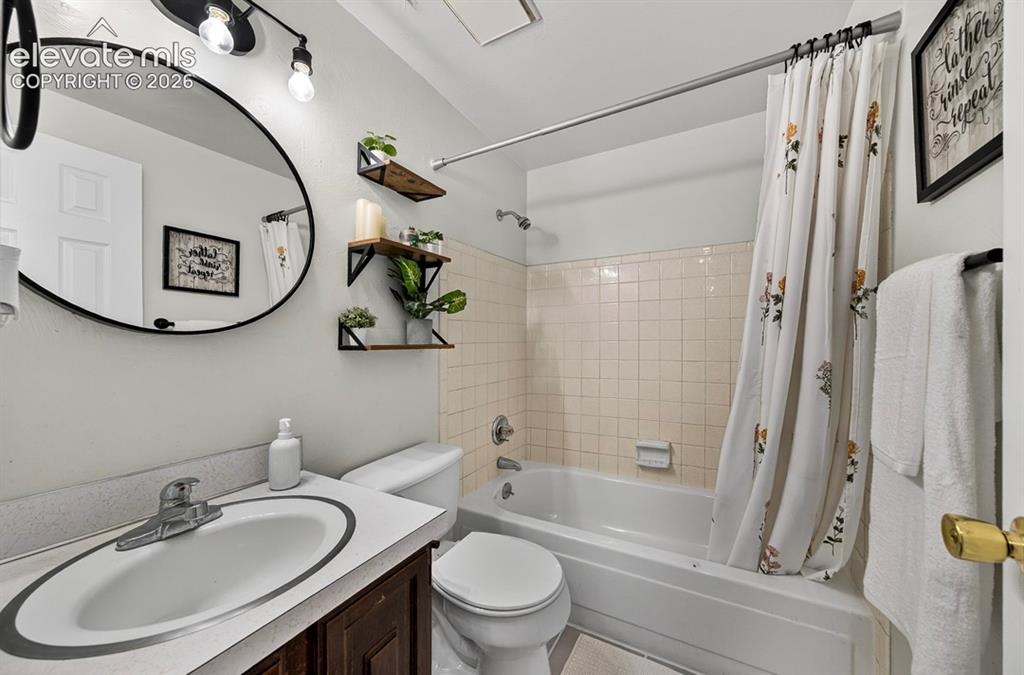 Image 11 of 23: Bathroom