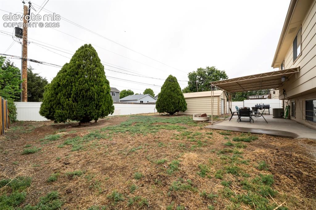 Image 19 of 23: Yard