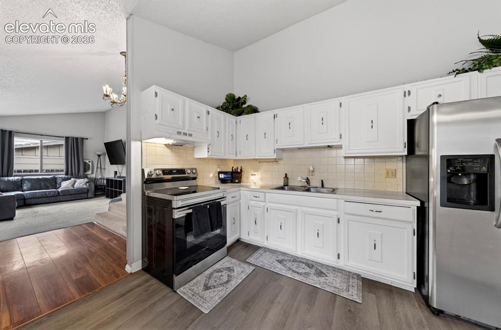 Image 6 of 23: Kitchen