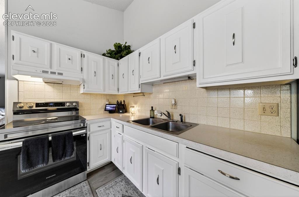 Image 7 of 23: Kitchen