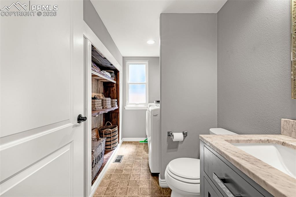 Image 16 of 46: Bathroom
