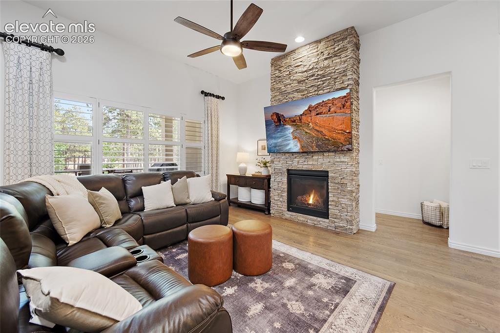 Image 10 of 50: Living Room