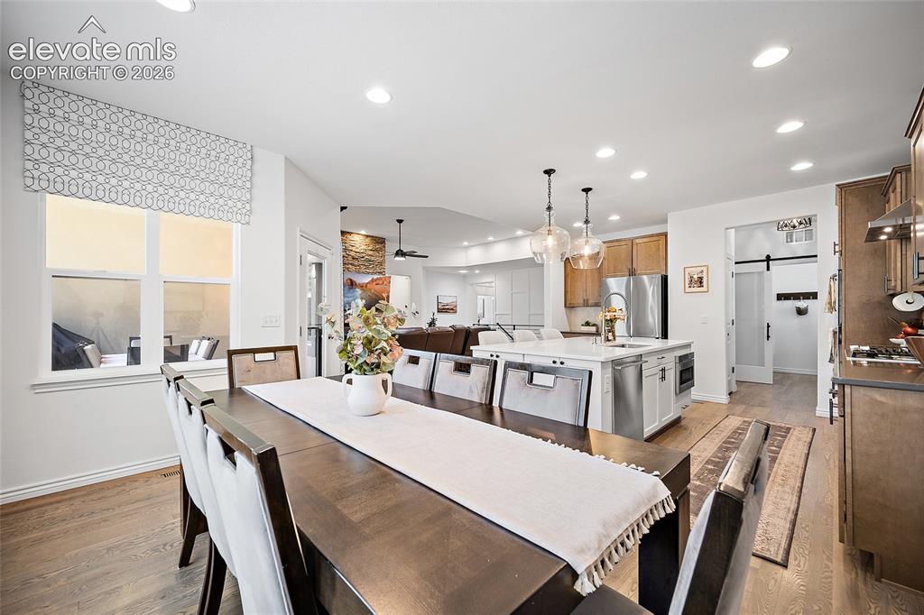 Image 19 of 50: Dining Area
