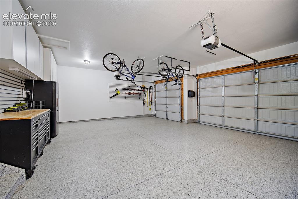 Image 44 of 50: Garage
