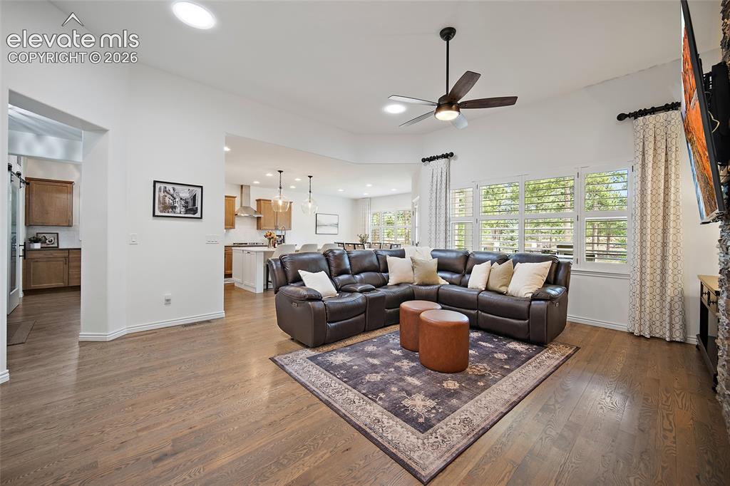 Image 8 of 50: Living Room