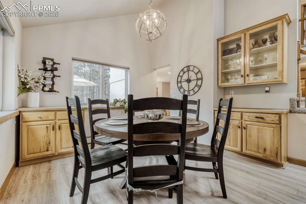 Image 13 of 32: Dining Area