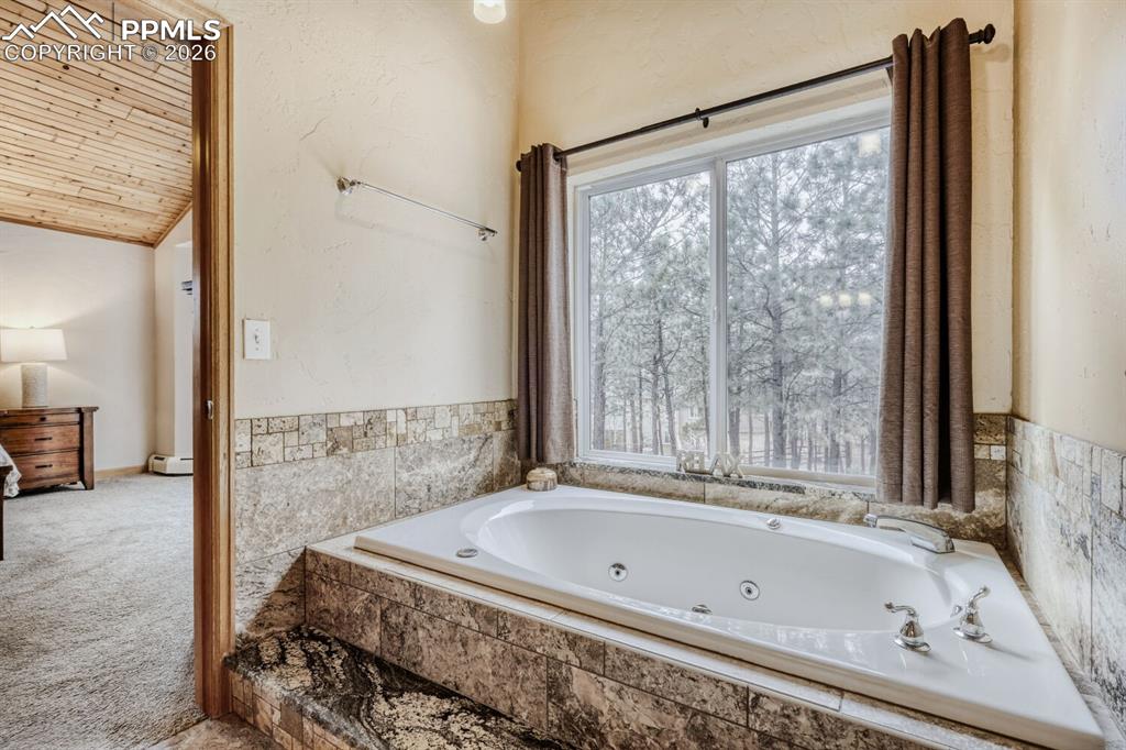 Image 21 of 32: Bathroom