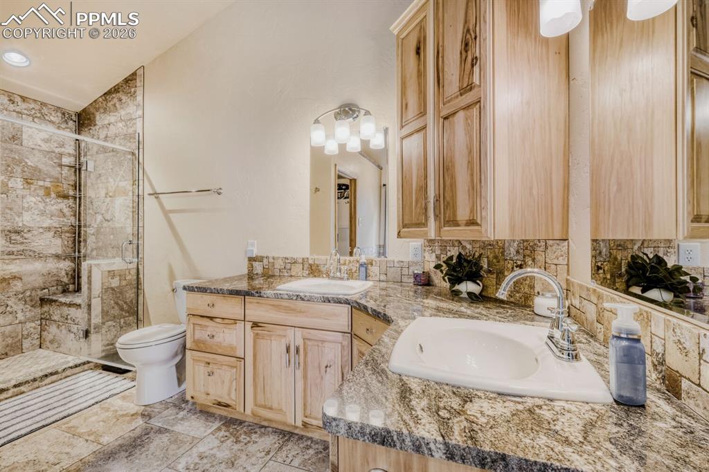 Image 22 of 32: Bathroom