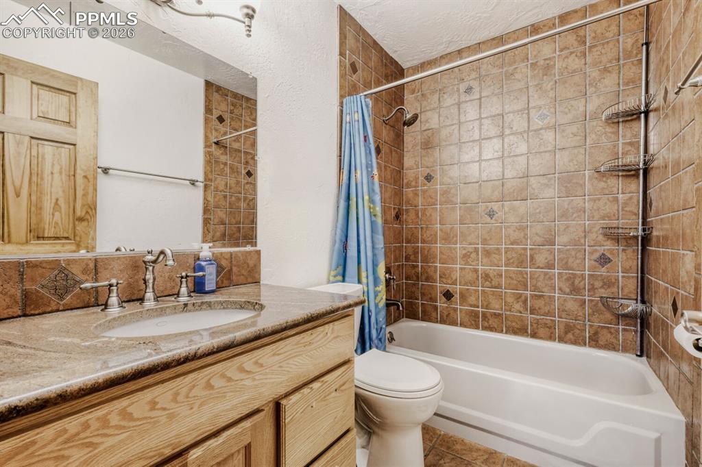 Image 25 of 32: Bathroom