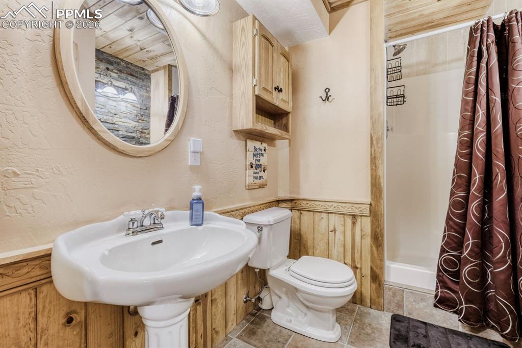 Image 26 of 32: Bathroom