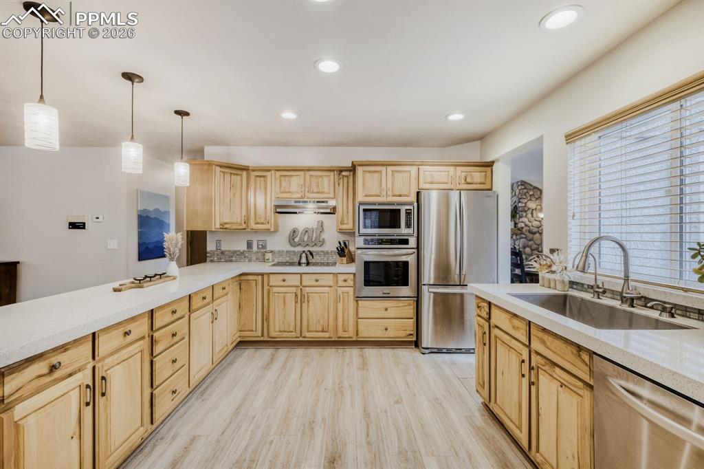 Image 5 of 32: Kitchen