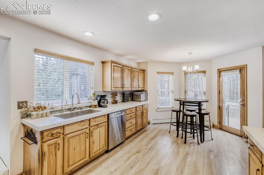 Image 7 of 32: Kitchen