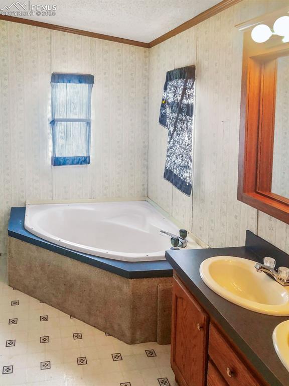 Image 11 of 27: Bathroom