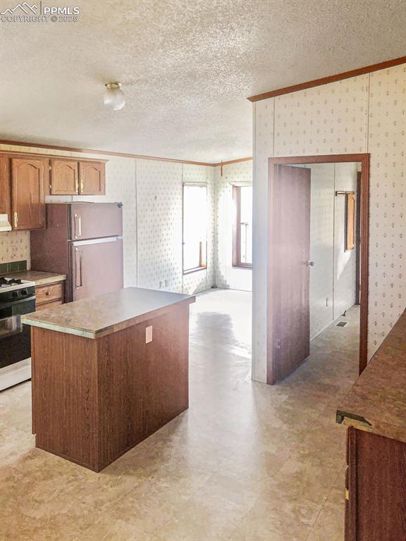 Image 7 of 27: Kitchen