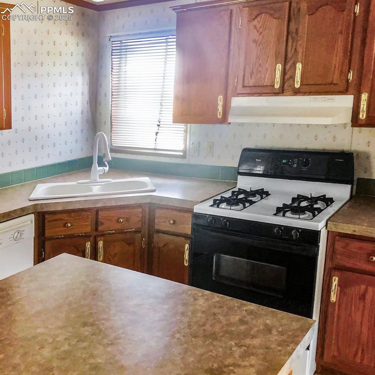 Image 8 of 27: Kitchen