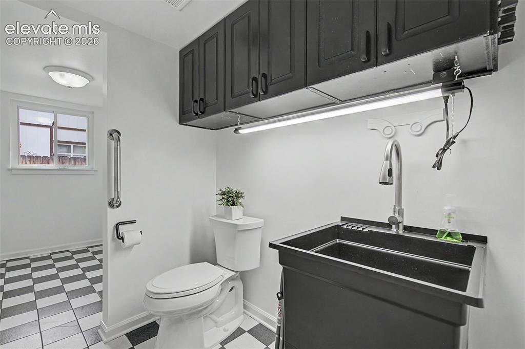 Image 30 of 46: Bathroom