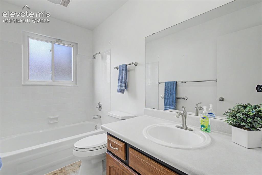 Image 34 of 46: Bathroom