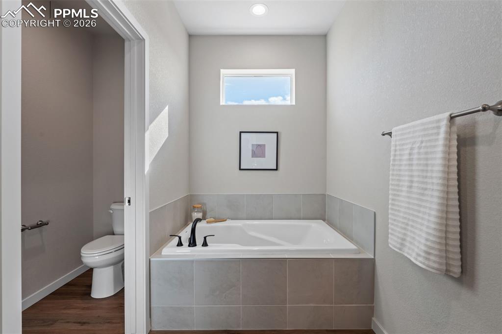 Image 19 of 35: Bathroom