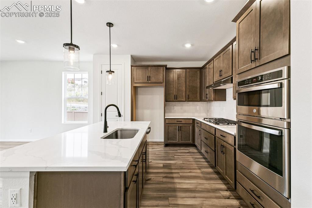 Image 16 of 35: Kitchen