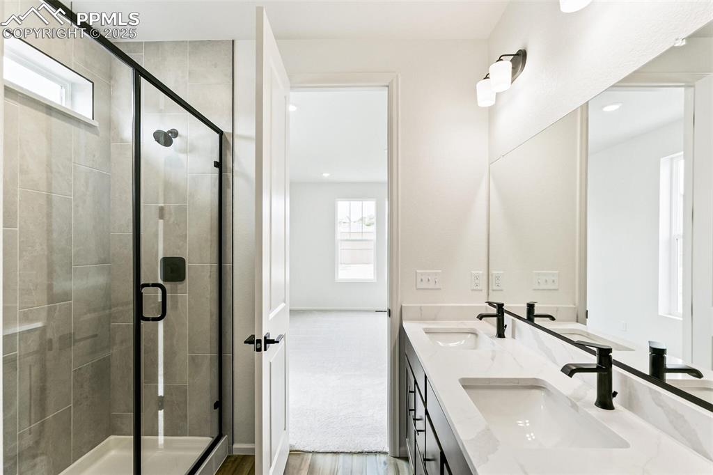 Image 22 of 35: Bathroom