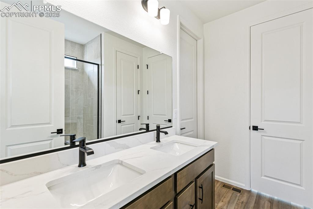 Image 23 of 35: Bathroom