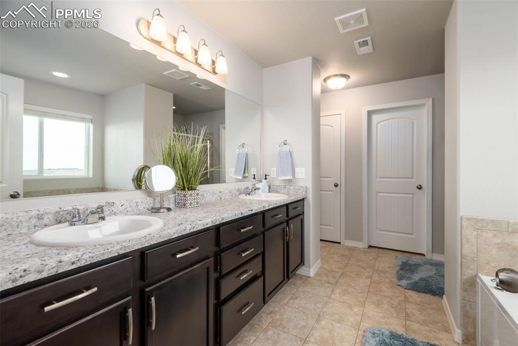 Image 19 of 38: Bathroom