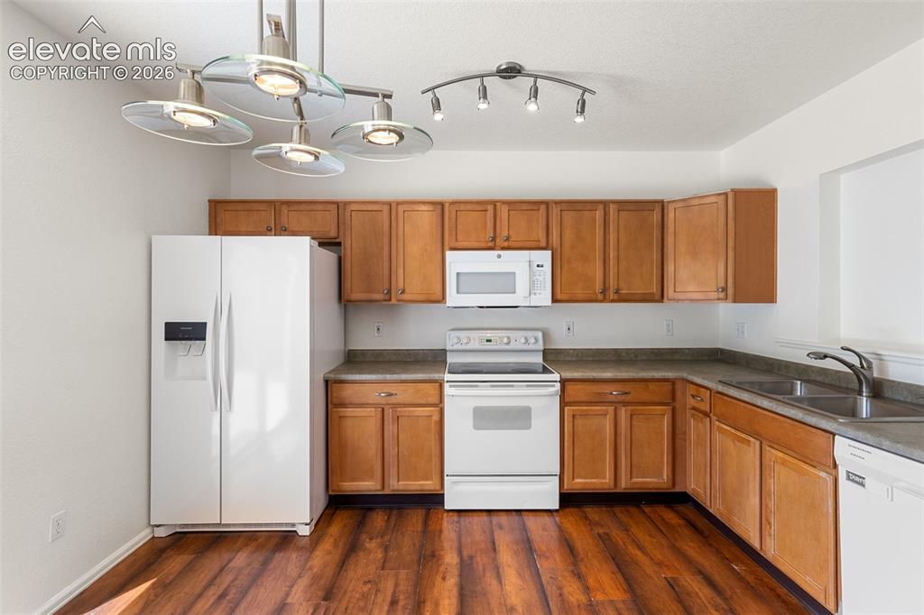 Image 18 of 37: Kitchen