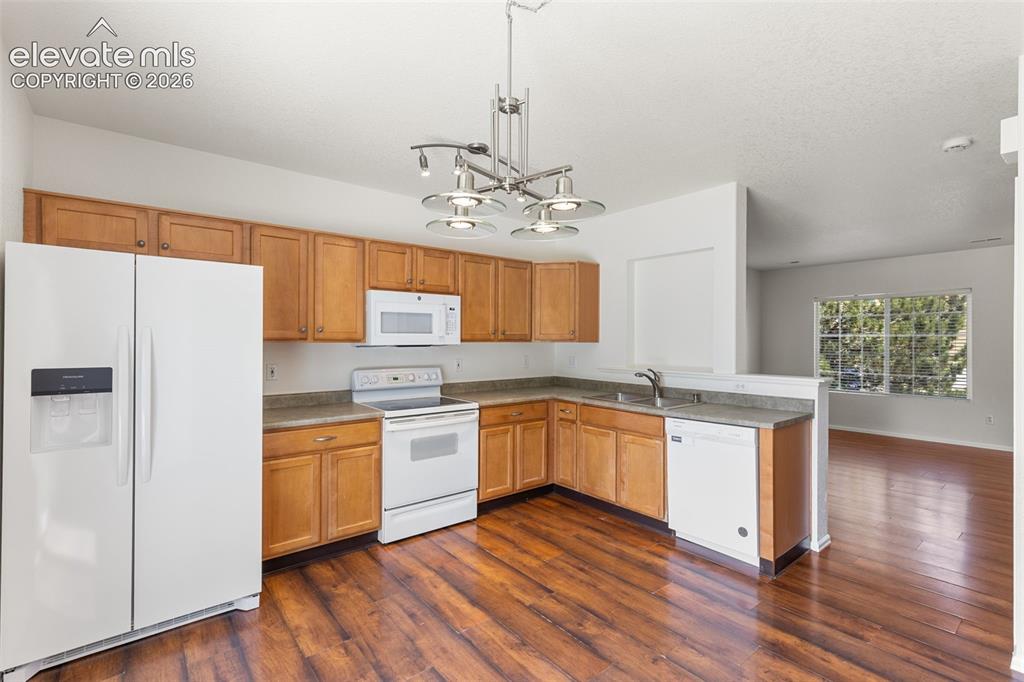 Image 19 of 37: Kitchen